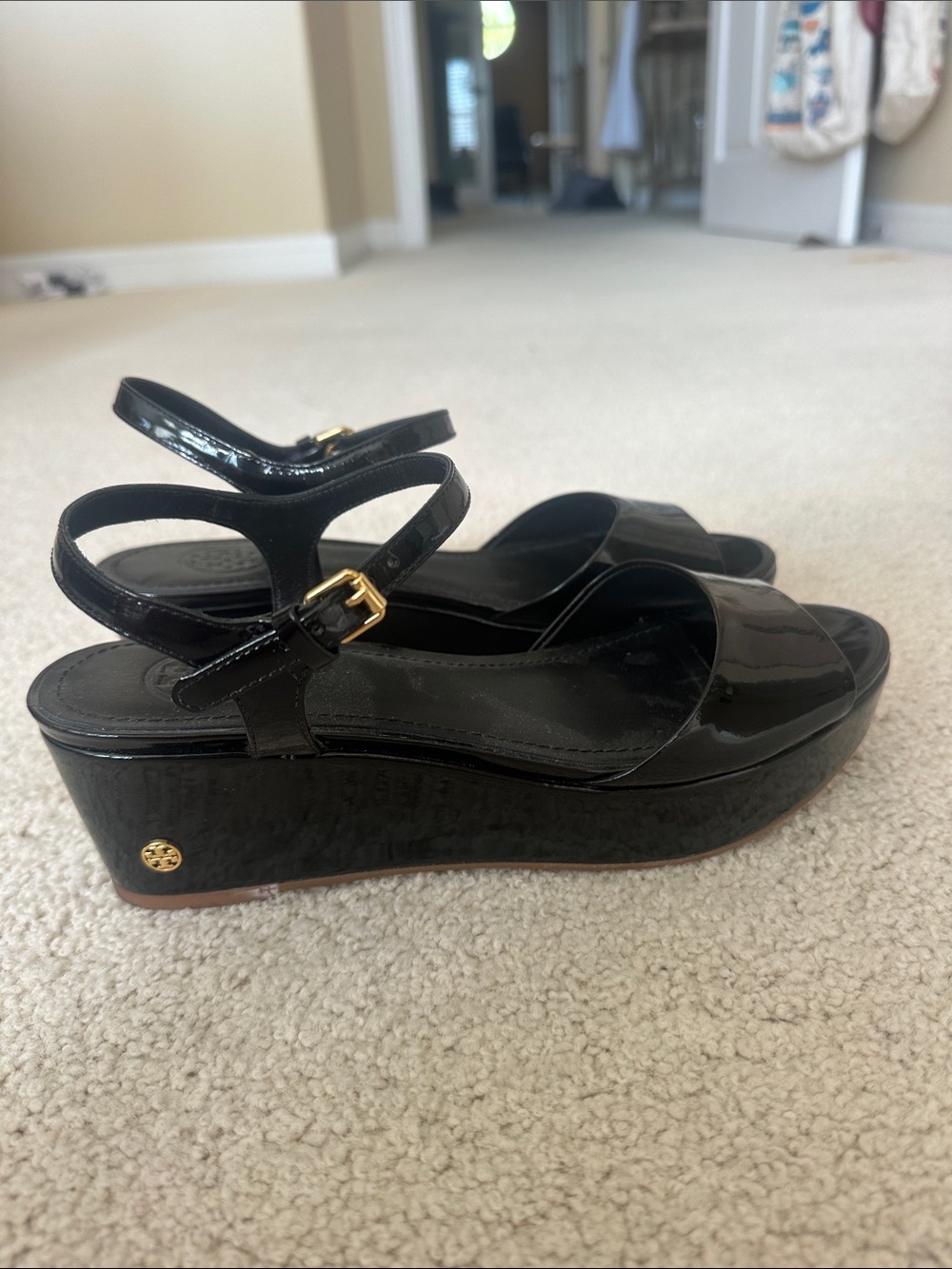 Tory Burch Black Patent Platform Wedge Sandals with Gold Logo - Picture 3 of 5